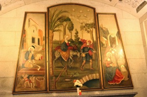 VALLE DE LOS CAIDOS (MADRID) LA BASILICA.INTERIOR TRIPITICO DE....En las capillas bellos trípticos con la vida de la Virgen como este de La huida a Egipto ,obra de José Lapayese